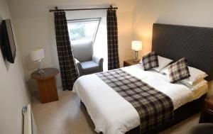 波特里皇家酒店的卧室配有床、椅子和窗户。