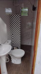 韦尔卡鲍Cantinho HAKUNA MATATA-Vale do Capão a 5 min da Vila的浴室配有白色卫生间和盥洗盆。
