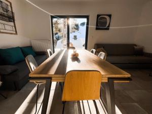 莫济列Sunshine Apartments Golte COMFORT的客厅配有一张木桌和椅子