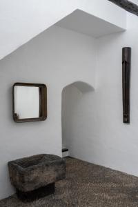 蒂亚斯Las Pérgolas Villa Rural的墙上有镜子的房间和岩石