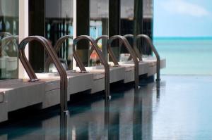 班拉克海滩P10苏梅岛酒店的水房的一排床