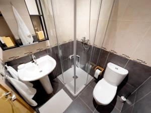 拉赫Apartamento Paseo Marítimo Laxe的浴室配有卫生间、盥洗盆和淋浴。