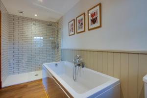 弗福尔Home Farm B&B - Poppy Room的带浴缸和盥洗盆的浴室