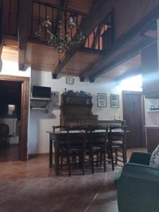 别尔萨Apartamentos Sorripas 2 hab的一间带桌子和钢琴的用餐室