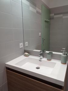 利布尔讷Le Girond'Inn的浴室设有白色水槽和镜子