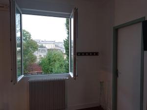 利布尔讷Le Girond'Inn的一间带大窗户和散热器的浴室