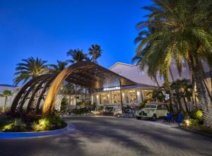 基韦斯特Margaritaville Beach House Key West的一座棕榈树建筑