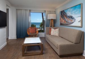 Margaritaville Beach House Key West的休息区