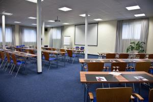 施派尔斯派尔科技博物馆酒店的一间空的教室,里面配有桌椅和白板