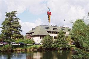 莫尔斯默尔斯凡德瓦克酒店的一座有风筝的建筑,在水体上空飞行