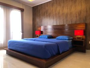 贝都古BUYAN LODGE lake view villa的一间卧室配有一张大床和木制床头板