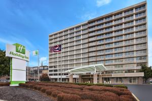 哥伦布Holiday Inn Columbus Dwtn-Capitol Square, an IHG Hotel的大楼前有希尔顿标志的酒店