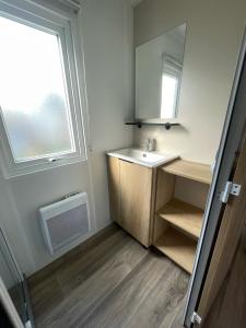 鲁西隆地区卡内Vesna Mobil Home的一间带水槽和镜子的浴室