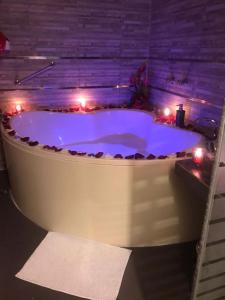 利马秘鲁蒙特瑞科酒店的客房内的大浴缸配有灯
