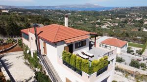 瓦莫斯Zafeiria's Suite的享有橙色屋顶房屋的空中景致