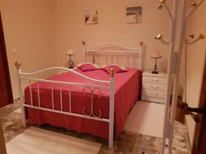 阿尔图拉Altura Beach House的卧室配有一张带红色毯子的白色床