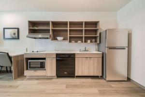 WoodSpring Suites Portland Vancouver的厨房或小厨房