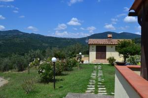 罗卡斯特拉达Podere dei maddii的山景房屋 - 带花园