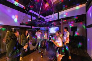 洲本市Sameya - Vacation STAY 80909v的一群人在灯光的房间跳舞
