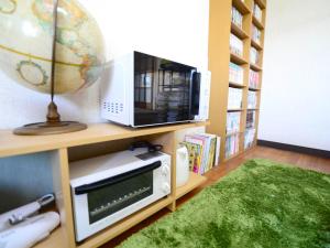 Tosa哈鲁诺宾馆的一间配有微波炉的房间和架子上的电视