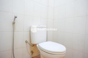 三宝垄Pringgondani Guest House At Pandanaran Hills Semarang的浴室配有白色卫生间和淋浴。
