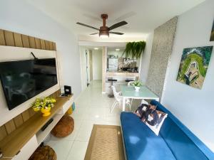 萨尔瓦多Ondina Apart Hotel Salvador的客厅配有蓝色的沙发和电视