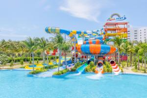 金兰Selectum Noa Resort Cam Ranh的度假村的水上公园,带水滑梯