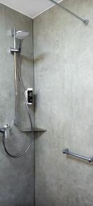 巴特法灵博斯特尔利斯格伦莱科酒店的浴室内配有淋浴和头顶淋浴