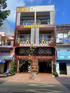 朱笃Homestay Khoa Chaudoc的前面有标志的建筑