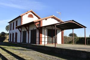 Estación del SoldadoCasa Rural ESTACIÓN DEL SOLDADO的火车站,火车站旁边是白色的建筑