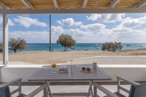 Agia Kiriaki BeachAqua Bay Agia Kyriaki的海滩景野餐桌