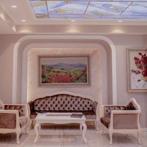 地拉那Lot Boutique Hotel by Hotels and Preference的带沙发和彩色玻璃天花板的客厅
