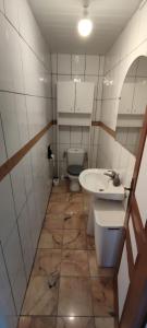 圣吕斯Edelweis的一间带卫生间和水槽的小浴室