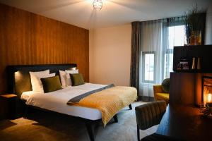 斯哈亨Slot Hotel Schagen的酒店客房设有床和窗户。