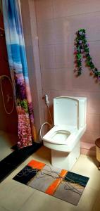 贝鲁沃勒Coral Reef Guest的一间位于客房内的白色卫生间的浴室