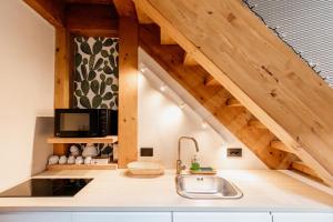 锡拉库扎FICOPALA SUITES的一间带木制天花板和水槽的厨房
