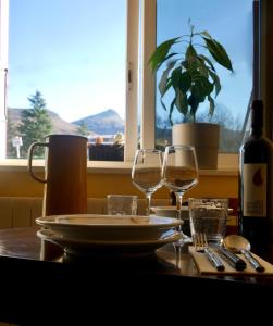 亚斯凯恩Auberge Trabenia的一张桌子,上面放着两杯酒和一瓶葡萄酒