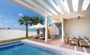 拉斯阿尔卡麦InterContinental Ras Al Khaimah Mina Al Arab Resort & Spa, an IHG Hotel的海景别墅 - 带游泳池