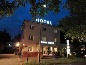柏林Hotel Süden的一家晚上在上面标有标志的酒店