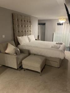 哈德斯菲尔德Dealhouse-Apartments 5的一间卧室配有一张大床和一张沙发