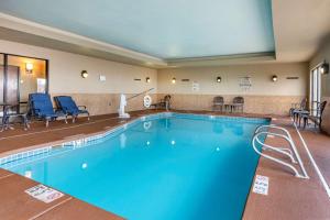 霍布斯霍布斯康福特套房酒店的蓝色的大游泳池,位于酒店客房内