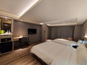 台北日野苑的配有一张床和一张书桌的酒店客房