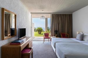 特尔斐德尔福阿玛利亚酒店的酒店客房设有两张床和电视。