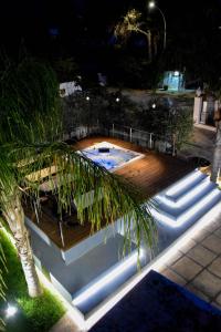 圣维托罗卡波Villa Cancelliere的一个带甲板和棕榈树的游泳池