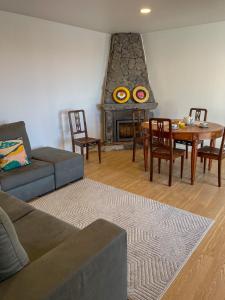 大里贝拉Baía dos Moinhos的带沙发、桌子和壁炉的客厅