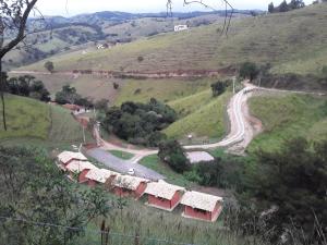库尼亚POUSADA ESTÂNCIA DAS CACHOEIRAS的山丘上一排房屋,有一条 ⁇ 的公路