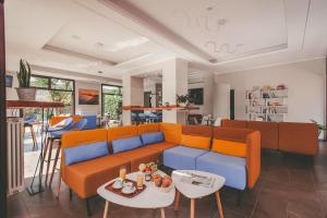皮特拉利古里贾瑞公寓式酒店的客厅配有沙发和桌子