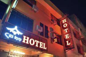 瓜拉丁加奴DJ CITI INN HOTEL的酒店一侧的 ⁇ 虹灯标志