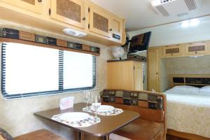 HillsideBest RV-Studio to Visit NYC-EWR Airport-Free Parking的厨房以及带桌子和床的用餐室。