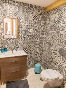 阿尔沃尔AlvorKiteCenter Guesthouse的一间带卫生间、水槽和镜子的浴室